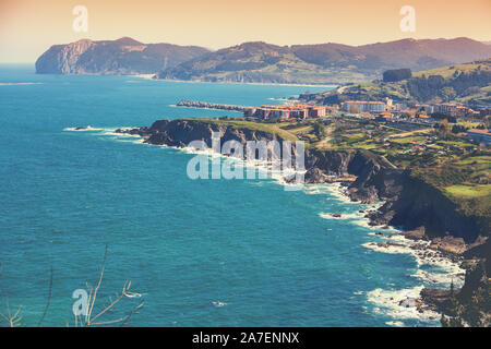 Panoramablick auf die felsigen Küste. Luftaufnahme von einer Steilküste mit Bermeo Stadt. Golf von Biskaya, Baskenland Spanien Stockfoto