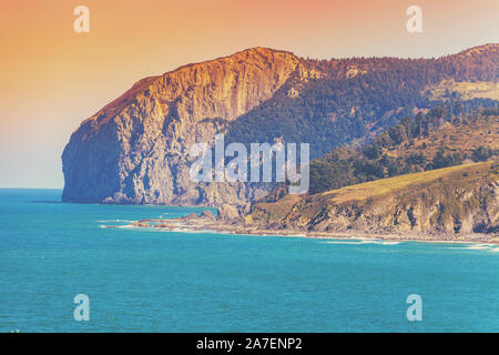 Felsigen Küste in der Nähe der Insel Gaztelugatxe. Golf von Biskaya, Baskenland, Spanien Stockfoto