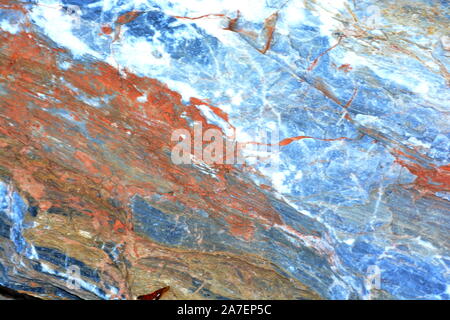 Natürliche Granitfelsen mit Adern aus Marmor und Mineralien in komplizierten Mustern für Hintergründe, mit Oberflächen durch das Wetter und das Meer erodiert Stockfoto