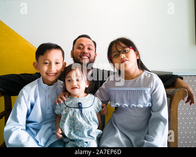 Muslimische Familie Portrait auf der Hari Raya morgen. Stockfoto