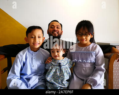 Muslimische Familie Portrait auf der Hari Raya morgen. Stockfoto