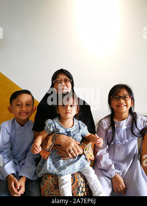 Muslimische Familie Portrait auf der Hari Raya morgen. Stockfoto