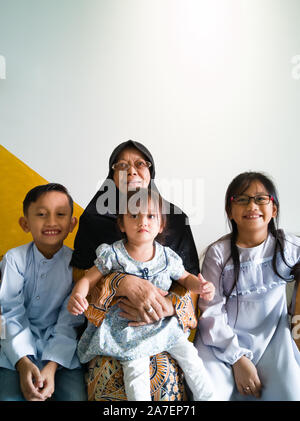 Muslimische Familie Portrait auf der Hari Raya morgen. Stockfoto