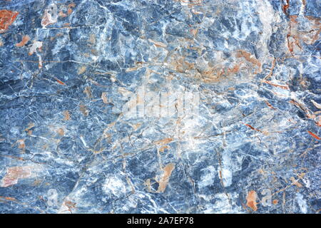 Natürliche Granitfelsen mit Adern aus Marmor und Mineralien in komplizierten Mustern für Hintergründe, mit Oberflächen durch das Wetter und das Meer erodiert Stockfoto
