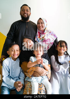 Muslimische Familie Portrait auf der Hari Raya morgen. Stockfoto