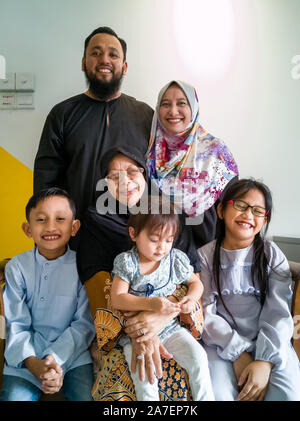Muslimische Familie Portrait auf der Hari Raya morgen. Stockfoto