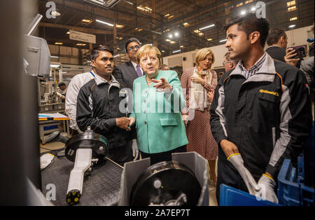 Neu Delhi, Indien. 02 Nov, 2019. Die deutsche Bundeskanzlerin Angela Merkel spricht mit Arbeitnehmer während eines Besuches bei Continental Automotive Komponenten Indien, während Julia Klöckner (beide CDU), Bundesminister für Ernährung und Landwirtschaft, ist hinter den Kulissen. Der Besuch schließt der Bundeskanzler die zweitägige Reise nach Indien mit der deutsch-indischen Regierung Konsultationen. Quelle: Michael Kappeler/dpa/Alamy leben Nachrichten Stockfoto