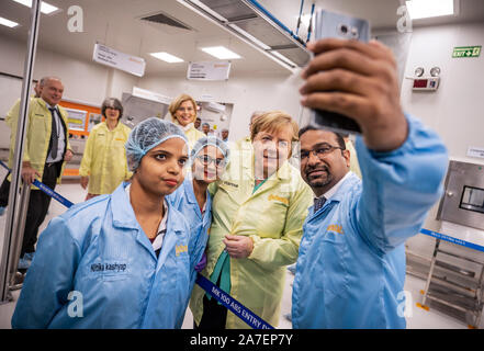 Neu Delhi, Indien. 02 Nov, 2019. Die deutsche Bundeskanzlerin Angela Merkel (CDU), macht eine selfie mit Mitarbeitern bei einem Besuch bei Continental Automotive Komponenten Indien. Der Besuch schließt der Bundeskanzler die zweitägige Reise nach Indien mit der deutsch-indischen Regierung Konsultationen. Quelle: Michael Kappeler/dpa/Alamy leben Nachrichten Stockfoto