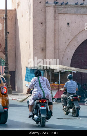 Die Frau mit dem Motorrad unterwegs in der Stadt Marrakesch, Marokko im Oktober 2019 Stockfoto