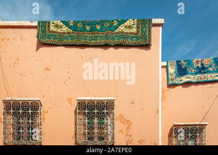 Typisch marokkanischen Teppich hängen auf dem Dach eines Gebäudes in der Medina von Marrakesch Stockfoto