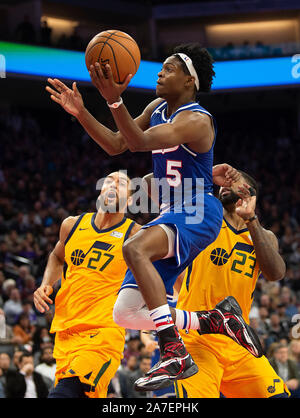 Sacramento, CA, USA. 1 Nov, 2019. Sacramento Kings guard De Aaron Fox (5) treibt in den Warenkorb Vergangenheit Utah Jazz vorwärts Royce O'Neale (23) und Utah Jazz Center Rudy Gobert (27) während eines Spiels im Golden 1 Zentrum am Freitag, 1. November 2019 in Sacramento. Credit: Paul Kitagaki jr./ZUMA Draht/Alamy leben Nachrichten Stockfoto