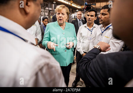 Neu Delhi, Indien. 02 Nov, 2019. Die deutsche Bundeskanzlerin Angela Merkel (CDU) spricht für die Arbeitnehmer, die Continental Automotive Komponenten Indien. Der Besuch schließt der Bundeskanzler die zweitägige Reise nach Indien mit der deutsch-indischen Regierung Konsultationen. Quelle: Michael Kappeler/dpa/Alamy leben Nachrichten Stockfoto