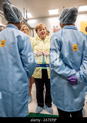 Neu Delhi, Indien. 02 Nov, 2019. Die deutsche Bundeskanzlerin Angela Merkel (CDU) spricht das Personal bei einem Besuch bei Continental Automotive Komponenten Indien zu Reinraum. Der Besuch schließt der Bundeskanzler die zweitägige Reise nach Indien mit der deutsch-indischen Regierung Konsultationen. Quelle: Michael Kappeler/dpa/Alamy leben Nachrichten Stockfoto