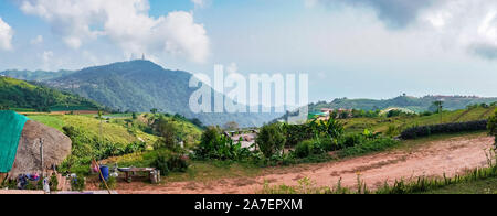 Panorama hohe Aussicht schöne Natur Landschaft der Berge Himmel und Wald am Morgen auf dem Hügel Aussichtspunkt an Phu Thap Berk Attraktionen von P Stockfoto