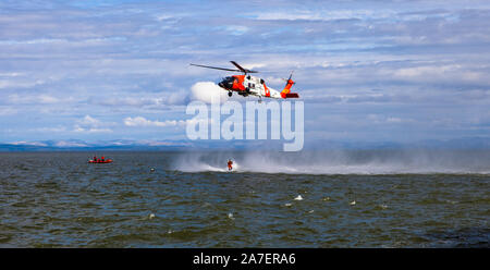 U.S. Coast Guard, Open Water Air Rescue Übungen in der alaskan Arktis. Kotzebue Sound, Alaska, USA Stockfoto