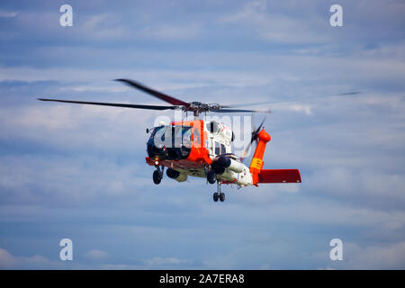 U.S. Coast Guard, Open Water Air Rescue Übungen in der alaskan Arktis. Kotzebue Sound, Alaska, USA Stockfoto