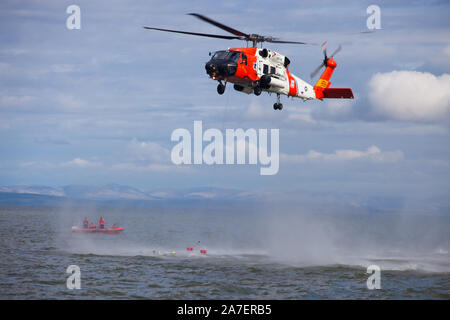 U.S. Coast Guard, Open Water Air Rescue Übungen in der alaskan Arktis. Kotzebue Sound, Alaska, USA Stockfoto