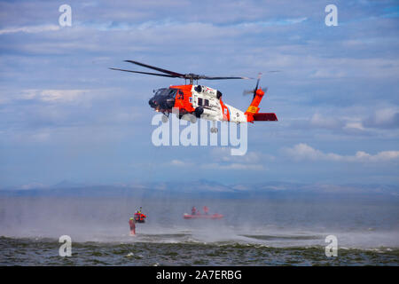 U.S. Coast Guard, Open Water Air Rescue Übungen in der alaskan Arktis. Kotzebue Sound, Alaska, USA Stockfoto