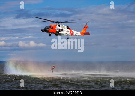 U.S. Coast Guard, Open Water Air Rescue Übungen in der alaskan Arktis. Kotzebue Sound, Alaska, USA Stockfoto