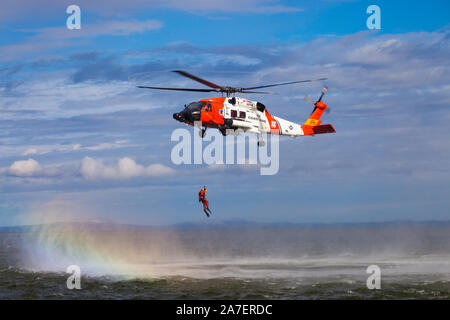 U.S. Coast Guard, Open Water Air Rescue Übungen in der alaskan Arktis. Kotzebue Sound, Alaska, USA Stockfoto