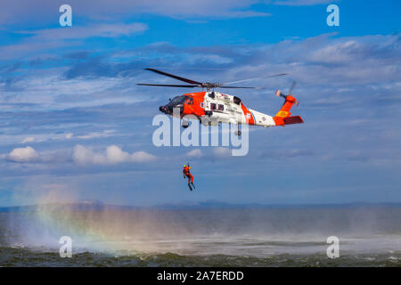 U.S. Coast Guard, Open Water Air Rescue Übungen in der alaskan Arktis. Kotzebue Sound, Alaska, USA Stockfoto