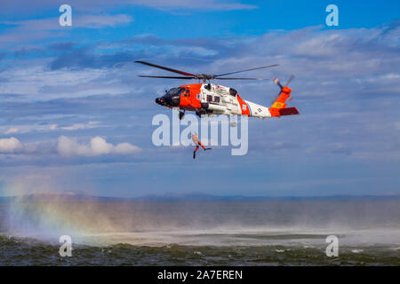 U.S. Coast Guard, Open Water Air Rescue Übungen in der alaskan Arktis. Kotzebue Sound, Alaska, USA Stockfoto