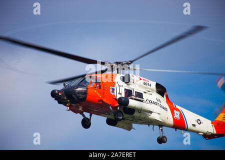 U.S. Coast Guard, Open Water Air Rescue Übungen in der alaskan Arktis. Kotzebue Sound, Alaska, USA Stockfoto