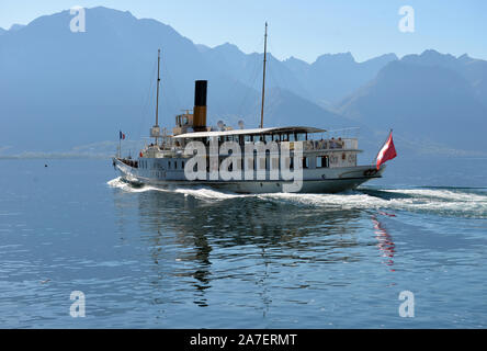 Montreux, Schweiz - 12. Oktober 2017: Ausflug Schiff und Menschen in der Pier am Genfer See in Montreux Schweizer Riviera. Montreux, Schweiz - Oktober Stockfoto