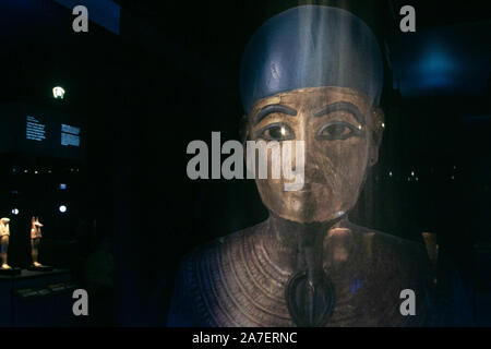 Saatchi Gallery London, UK. 1 Nov, 2019. Vergoldete hölzerne Statue des Ptah eine Vorschau bietet die größte Sammlung von 60 der Schätze und Artefakte aus dem Grab des Tutanchamun Ägypten überhaupt zu verlassen. Die Ausstellung in der Saatchi Gallery wird ab 2. November bis zum 3. Mai 2020. Credit: Amer ghazzal/Alamy leben Nachrichten Stockfoto