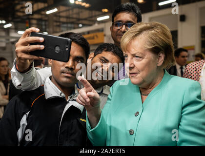 Neu Delhi, Indien. 02 Nov, 2019. Die deutsche Bundeskanzlerin Angela Merkel (CDU), macht eine selfie mit Mitarbeitern, Continental Automotive Komponenten Indien. Der Besuch schließt der Bundeskanzler die zweitägige Reise nach Indien mit deutsch-indischen Regierung Konsultationen. Quelle: Michael Kappeler/dpa/Alamy leben Nachrichten Stockfoto