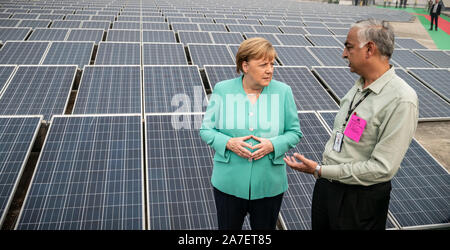 Neu Delhi, Indien. 02 Nov, 2019. Bundeskanzlerin Angela Merkel (CDU), besucht die solar-powered Metro-station Dwarka Sektor 21 und während Ihres Besuchs über die Funktion der elektrisch betriebene e-rikschas lernt. Der Besuch schließt der Bundeskanzler die zweitägige Reise nach Indien mit deutsch-indischen Regierung Konsultationen. Quelle: Michael Kappeler/dpa/Alamy leben Nachrichten Stockfoto