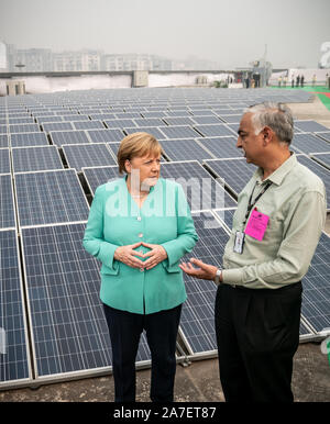 Neu Delhi, Indien. 02 Nov, 2019. Bundeskanzlerin Angela Merkel (CDU), besucht die solar-powered Metro-station Dwarka Sektor 21 und während Ihres Besuchs über die Funktion der elektrisch betriebene e-rikschas lernt. Der Besuch schließt der Bundeskanzler die zweitägige Reise nach Indien mit deutsch-indischen Regierung Konsultationen. Quelle: Michael Kappeler/dpa/Alamy leben Nachrichten Stockfoto