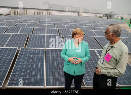 Neu Delhi, Indien. 02 Nov, 2019. Bundeskanzlerin Angela Merkel (CDU), besucht die solar-powered Metro-station Dwarka Sektor 21 und während Ihres Besuchs über die Funktion der elektrisch betriebene e-rikschas lernt. Der Besuch schließt der Bundeskanzler die zweitägige Reise nach Indien mit deutsch-indischen Regierung Konsultationen. Quelle: Michael Kappeler/dpa/Alamy leben Nachrichten Stockfoto