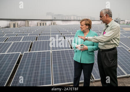 Neu Delhi, Indien. 02 Nov, 2019. Bundeskanzlerin Angela Merkel (CDU), besucht die solar-powered Metro-station Dwarka Sektor 21 und während Ihres Besuchs über die Funktion der elektrisch betriebene e-rikschas lernt. Der Besuch schließt der Bundeskanzler die zweitägige Reise nach Indien mit deutsch-indischen Regierung Konsultationen. Quelle: Michael Kappeler/dpa/Alamy leben Nachrichten Stockfoto