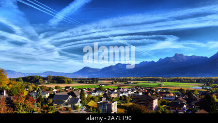 Trace von einer Wolke aus einem Flugzeug am Himmel am Morgen Stockfoto