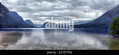 Panoramablick auf den Bohinjer See, die größte ständige See in Slowenien. Es ist innerhalb der Bohinj Tal der Julischen Alpen, in der nordwestlichen Stockfoto