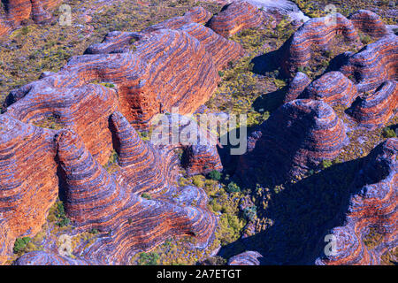 Luftaufnahme der Bienenstock wie bunte Sandstein Felsformationen der Bungle Bungles, Purnululu National Park, Kimberley, Australien Stockfoto
