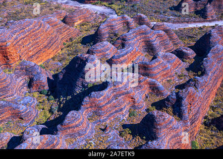 Luftaufnahme der Bienenstock wie bunte Sandstein Felsformationen der Bungle Bungles, Purnululu National Park, Kimberley, Australien Stockfoto