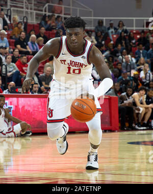 Queens, New York, USA. 30 Okt, 2019. St. John's Red Storm vorwärts Marcellus Earlington (10) den Ball dribbelt während der Ausstellung Spiel gegen die Queens College Ritter Carnesecca Arena. St. John's Win 94-59. Credit: Debby Wong/ZUMA Draht/Alamy leben Nachrichten Stockfoto