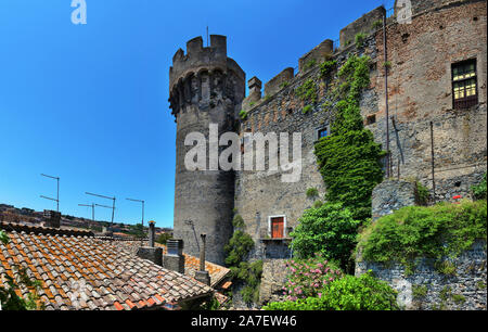 Italien, Bracciano, Juni 26, 2019, Ansicht von Bracciano mittelalterlichen Altstadt vom Hauptplatz, eine kleine, alte Stadt in der Nähe von Rom, Italien, Braccian Stockfoto