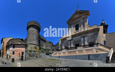 Italien, Bracciano, Juni 26, 2019, Ansicht von Bracciano mittelalterlichen Altstadt vom Hauptplatz, eine kleine, alte Stadt in der Nähe von Rom, Italien, Braccian Stockfoto