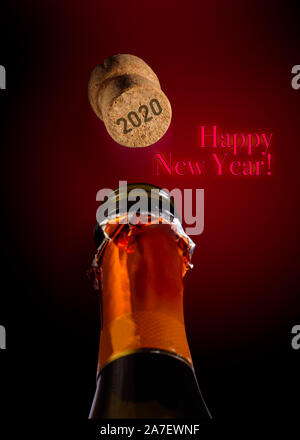Flasche Champagner und Knallende Korken mit 2020 Geschrieben für neues Jahr Zweitausend 18 Stockfoto