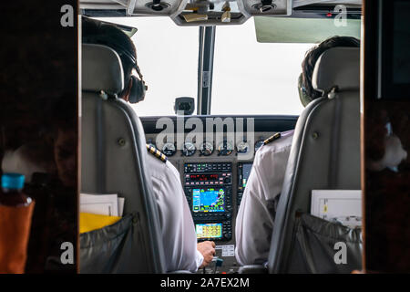 Bis nahe 2 Piloten konzentrieren sich die kleinen privaten jetplane am Himmel. Stockfoto