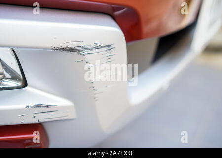 Close up neue Scratch Schäden an der Vorderseite des neuen roten Auto. Stockfoto