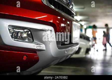 Close up neue Scratch Schäden an der Vorderseite des neuen roten Auto. Stockfoto