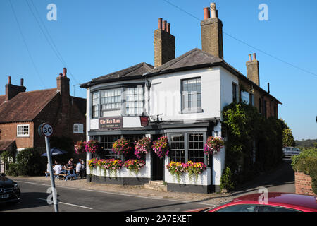 Das Red Lion ist ein Pub aus dem 16. Jahrhundert im Dorf Chenies, Großbritannien. Stockfoto