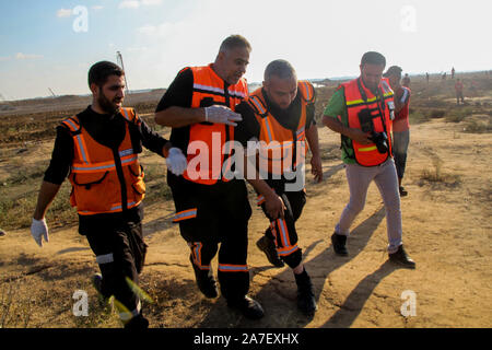 November 1, 2019: Gaza, Palästina. 01. November 2019. Palästinensische Sanitäter Shadi Fayez Awadah, 33, ist während auf Aufgabe während dieser Freitag im Gazastreifen Grenze Protest in Abu Safiya verletzt, im nördlichen Gazastreifen. Shadi war in seinem rechten Fuß durch einen Gummi Bombe durch die israelischen Streitkräfte abgefeuert während der Rettung von verletzten Demonstranten entlang der Gaza-Israeli Grenze getroffen. Seit der Großen März Rückkehr am 30. März 2019 begann, Sanitäter haben oft durch die israelische Armee gezielt trotz Tragen einer Uniform und die Gesundheit der Arbeitnehmer, unter dem Schutz des humanitären Völkerrechts (Credit Bild: © Ahmad Hasaball Stockfoto