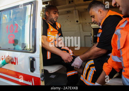 November 1, 2019: Gaza, Palästina. 01. November 2019. Palästinensische Sanitäter Shadi Fayez Awadah, 33, ist während auf Aufgabe während dieser Freitag im Gazastreifen Grenze Protest in Abu Safiya verletzt, im nördlichen Gazastreifen. Shadi war in seinem rechten Fuß durch einen Gummi Bombe durch die israelischen Streitkräfte abgefeuert während der Rettung von verletzten Demonstranten entlang der Gaza-Israeli Grenze getroffen. Seit der Großen März Rückkehr am 30. März 2019 begann, Sanitäter haben oft durch die israelische Armee gezielt trotz Tragen einer Uniform und die Gesundheit der Arbeitnehmer, unter dem Schutz des humanitären Völkerrechts (Credit Bild: © Ahmad Hasaball Stockfoto