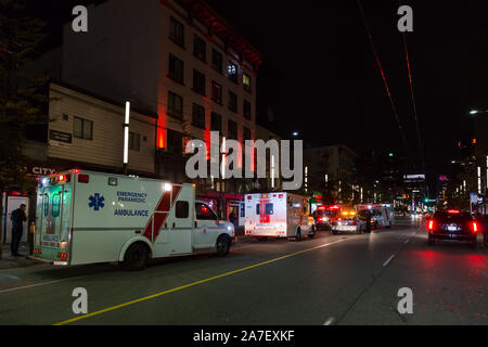 VANCOUVER, BC, KANADA - 17. Okt 2019: Eine geschäftige Nacht am Wochenende auf dem Granville Strip in der Innenstadt von Vancouver mit Notfallhelfern, die an einem Vorfall teilnahmen. Stockfoto