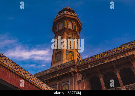 Minarett des Wazir Khan Moschee, Lahore Stockfoto